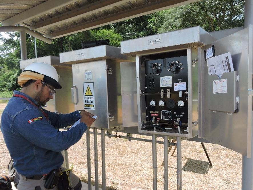 Técnico ASEC inspeccionando equipos